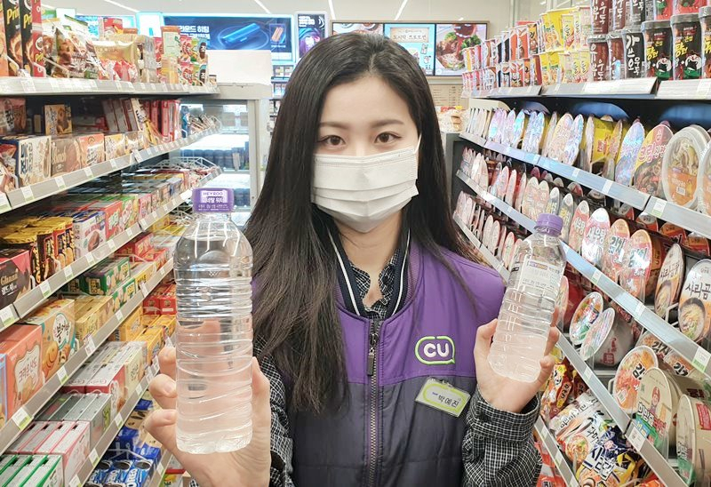 CU가 모든 자체브랜드(PB) 생수의 패키지를 무라벨 투명 페트병으로 전면 교체한다.[CU 제공]