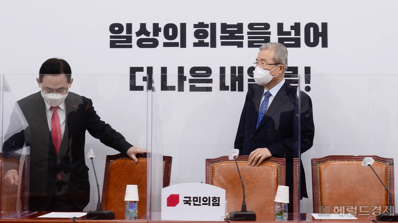 [헤럴드경제=이상섭 기자] 국민의힘 김종인 비상대책위원장과 주호영 원내대표가 25일 서울 여의도 국회에서 열린 비상대책위원회의에 참석하고 있다. babtong@heraldcorp.com