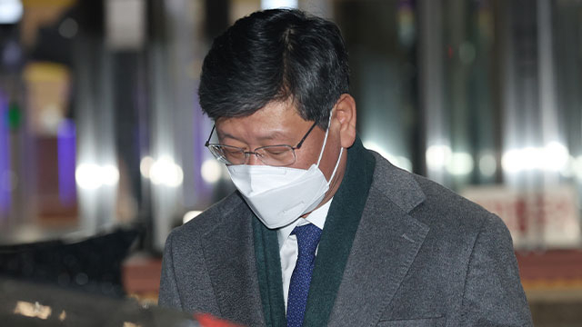 지난 21일 오후 법무부가 있는 경기 과천 경기과천청사를 나서고 있는 이용구 법무부 차관. [연합]