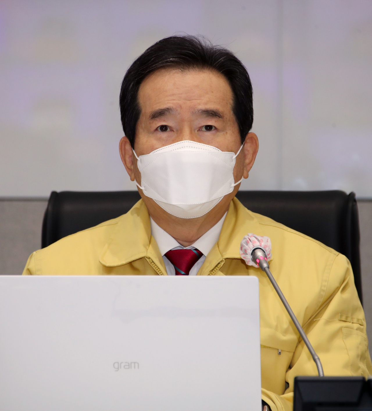 정세균 국무총리가 25일 오전 정부서울청사 중앙재난안전상황실 서울상황센터에서 영상으로 진행되는 코로나19 대응 중앙재난안전대책본부 회의에서 발언하고 있다. ［연합］