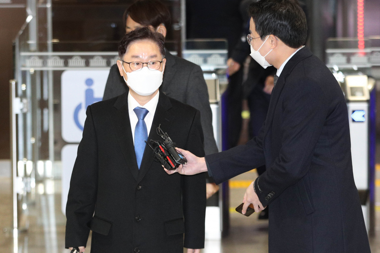 박범계 법무부 장관 후보자가 25일 서울 여의도 국회에서 열리는 법무부 장관 후보자 인사청문회에 출석하기 위해 국회로 들어서며 취재진의 질문에 답하고 있다. [연합]