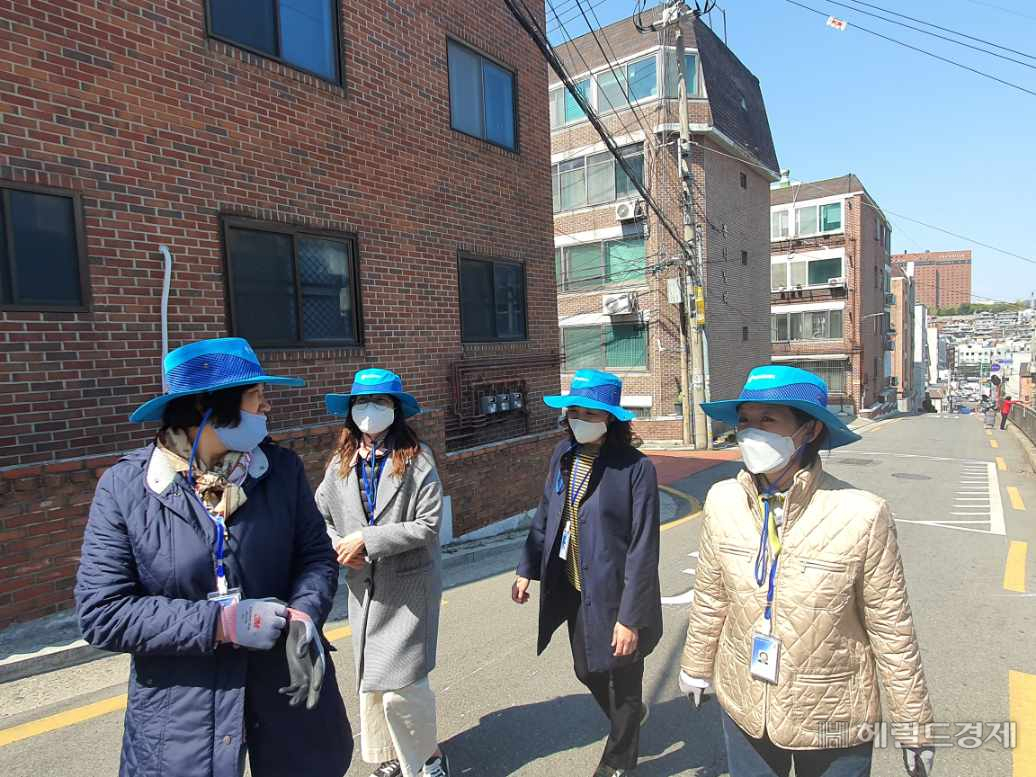 지난해 일자리사업 참여자들이 동단위로 활동을 하고있다. [중구 제공]