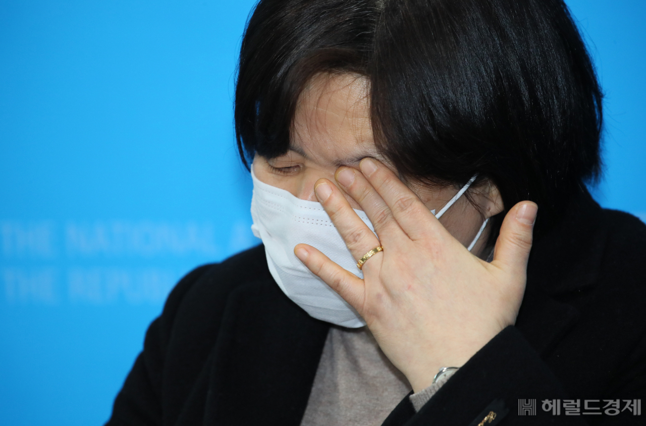 배복주 정의당 부대표가 25일 국회 소통관에서 김종철 대표의 성추행으로 인한 사퇴에 대해 설명하며 눈물을 흘리고 있다. [이상섭 기자/babtong@heraldcorp.com]