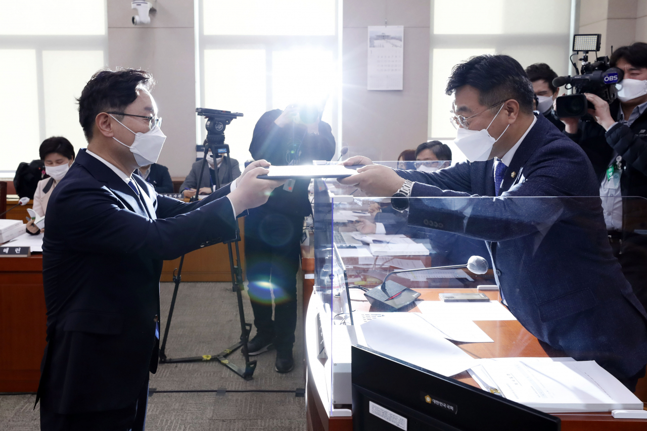 박범계 법무부 장관 후보자가 25일 서울 여의도 국회 법제사법위원회에서 열린 인사청문회에서 선서문을 윤호중 위원장에게 전달하고 있다. [헤럴드경제=이상섭 기자]