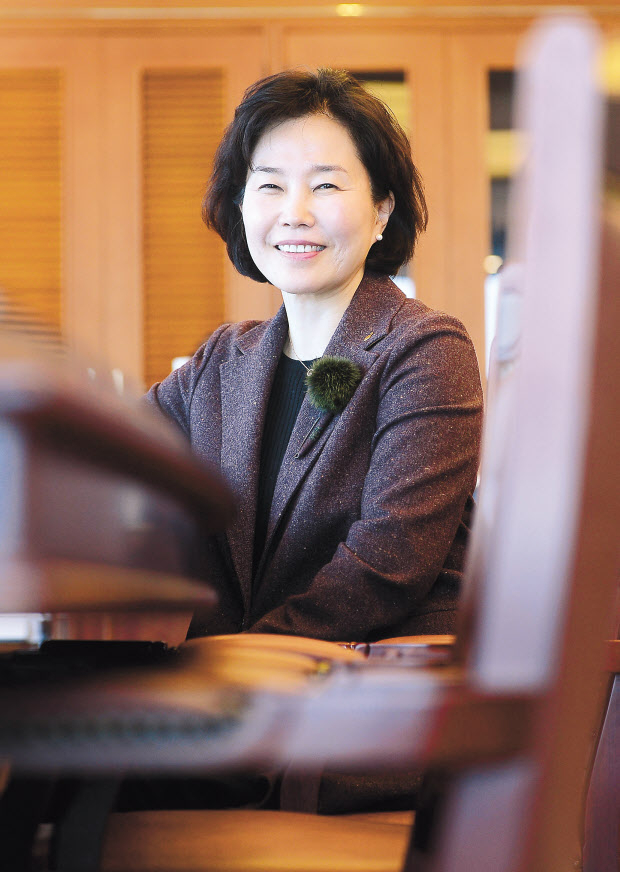 김은경 처장이 걸어온 길 ▷1965년 출생 ▷1990년 한국외대 법학 학사·석사 ▷1999년 독일 만하임대 법학 박사 ▷2006년3월 한국외대 법학전문대학원 교수 ▷2012년6월 한국소비자원 분쟁조정위원회 조정위원 ▷2015년1월 금융위 법령해석심의위원회 위원 ▷2016년7월 국토부 채권정리위원회 위원 ▷2017년1월 법무부 정책연구심의위원회 위원 ▷2017년2월 금감원 금융분쟁조정위원회 위원 ▷2017년10월 금융위 공적자금관리위원회 매각소위 위원 ▷2018년1월 대한법률구조공단 이사 ▷2018년3월 금융위 옴부즈만 ▷2018년6월 자동차손해배상진흥원 이사 ▷2019년5월 금감원 제재심의위원회 위원 ▷2020년3월~ 금감원 금융소비자보호처장(부원장) (임기 3년)