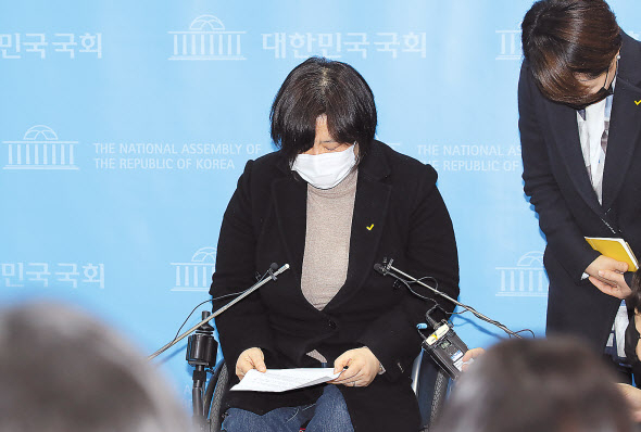정의당 배복주 부대표(왼쪽)와 정호진 수석대변인이 25일 국회 소통관에서 김종철 대표의 성추행으로 인한 사퇴에 대해 설명하며 사과하고 있다.이상섭 기자