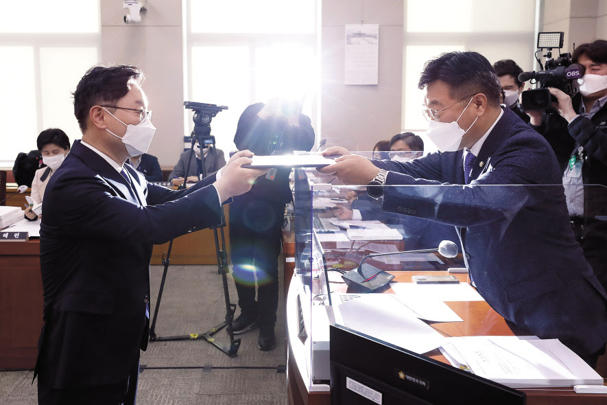 박범계 법무부 장관 후보자가 25일 서울 여의도 국회 법제사법위원회에서 열린 인사청문회에서 윤호중 법제사법위원회 위원장에게 선서문을 제출하고 있다. 이상섭 기자