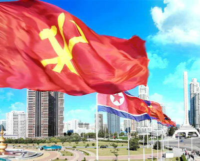류현우 전 쿠웨이트 주재 북한 대사대리가 가족과 함께 탈북해 한국으로 입국한 것으로 확인됐다. 평양시내 게양된 북한 공화국기(인공기)와 노동당기. 자료사진. [헤럴드DB]