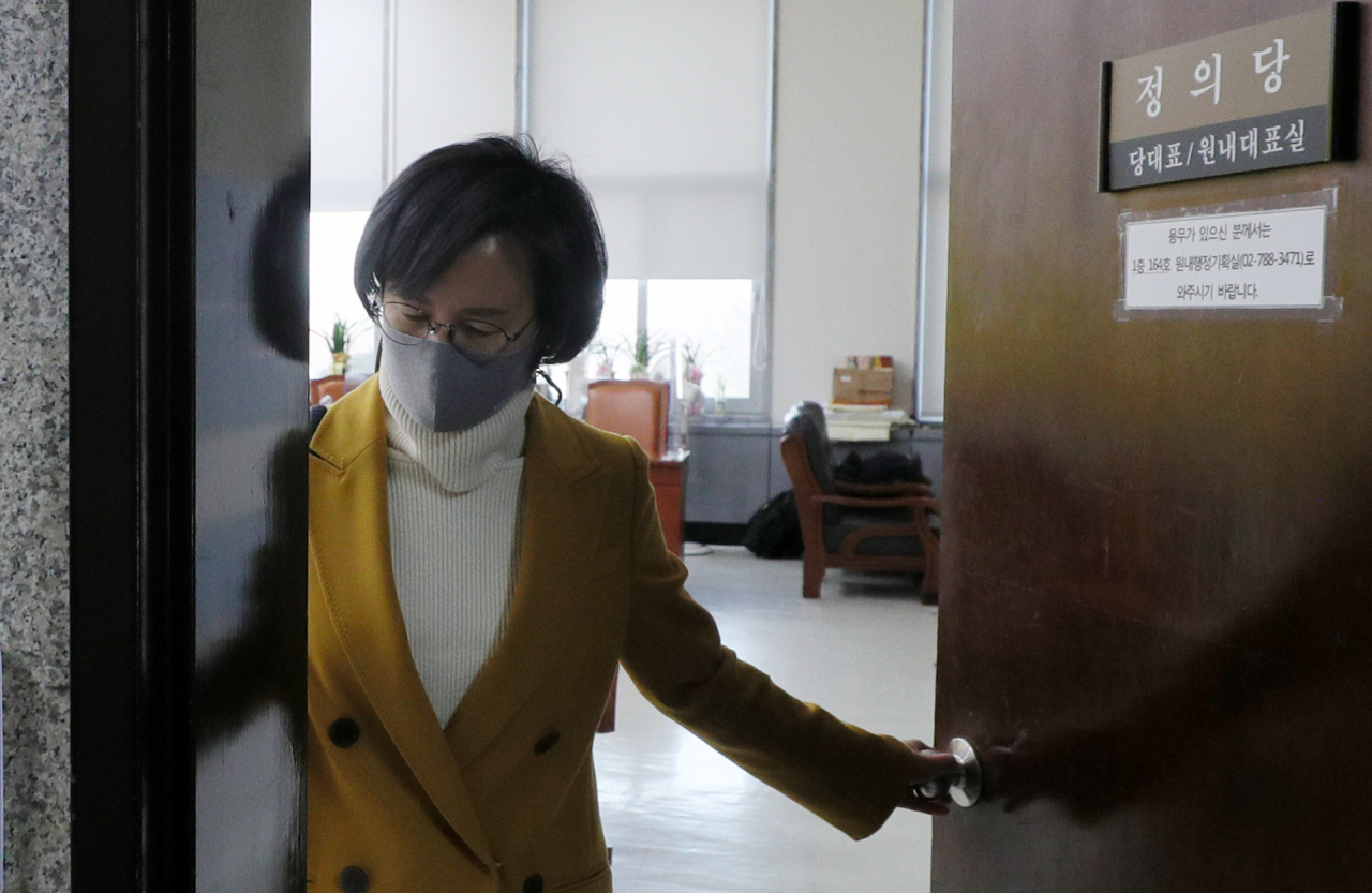 정의당 강은미 원내대표가 25일 국회에서 열린 비공개 당 대표단 회의를 마친 뒤 회의실을 나서고 있다. 정의당 김종철 대표는 같은 당 장혜영 의원을 성추행해 이날 당 대표직을 내려놓았다. [이상섭 기자/babtong@heraldcorp.com]