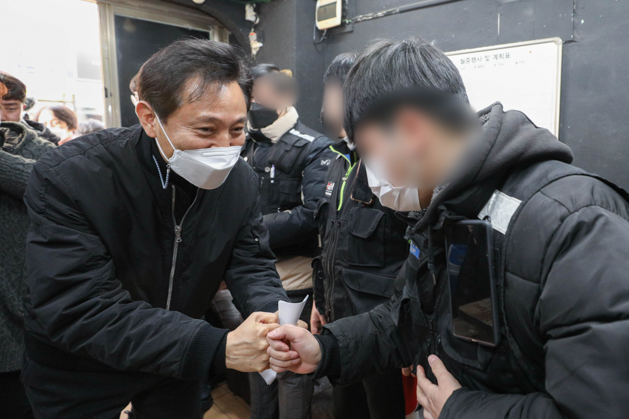 서울시장 보궐선거 출마 선언을 한 국민의힘 오세훈 전 서울시장이 25일 서울 양천구 한 배달업체를 찾아 직원들과 인사하고 있다. [국회사진기자단]