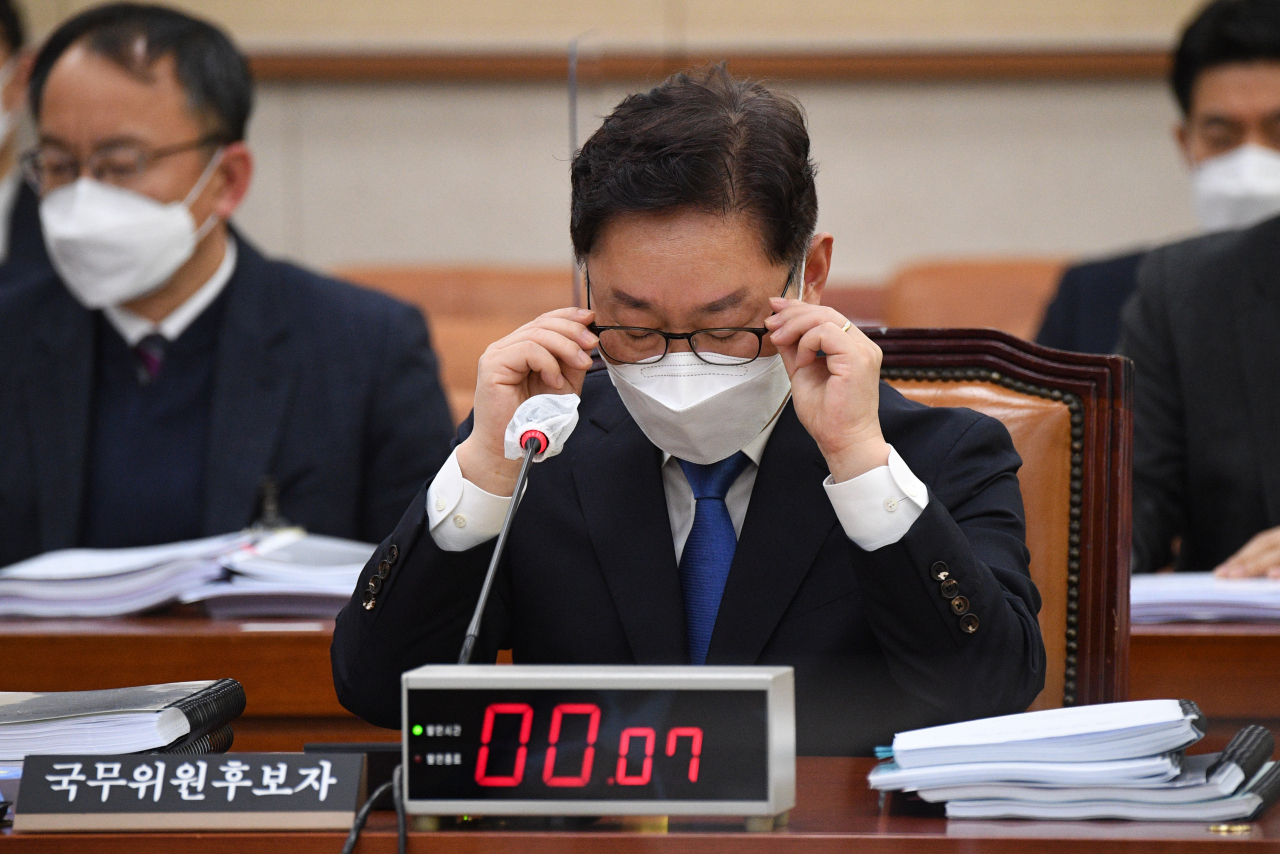 박범계 법무부 장관 후보자가 25일 국회 법제사법위원회에서 열린 인사청문회에서 안경을 고쳐쓰며 질의를 듣고 있다. [연합]