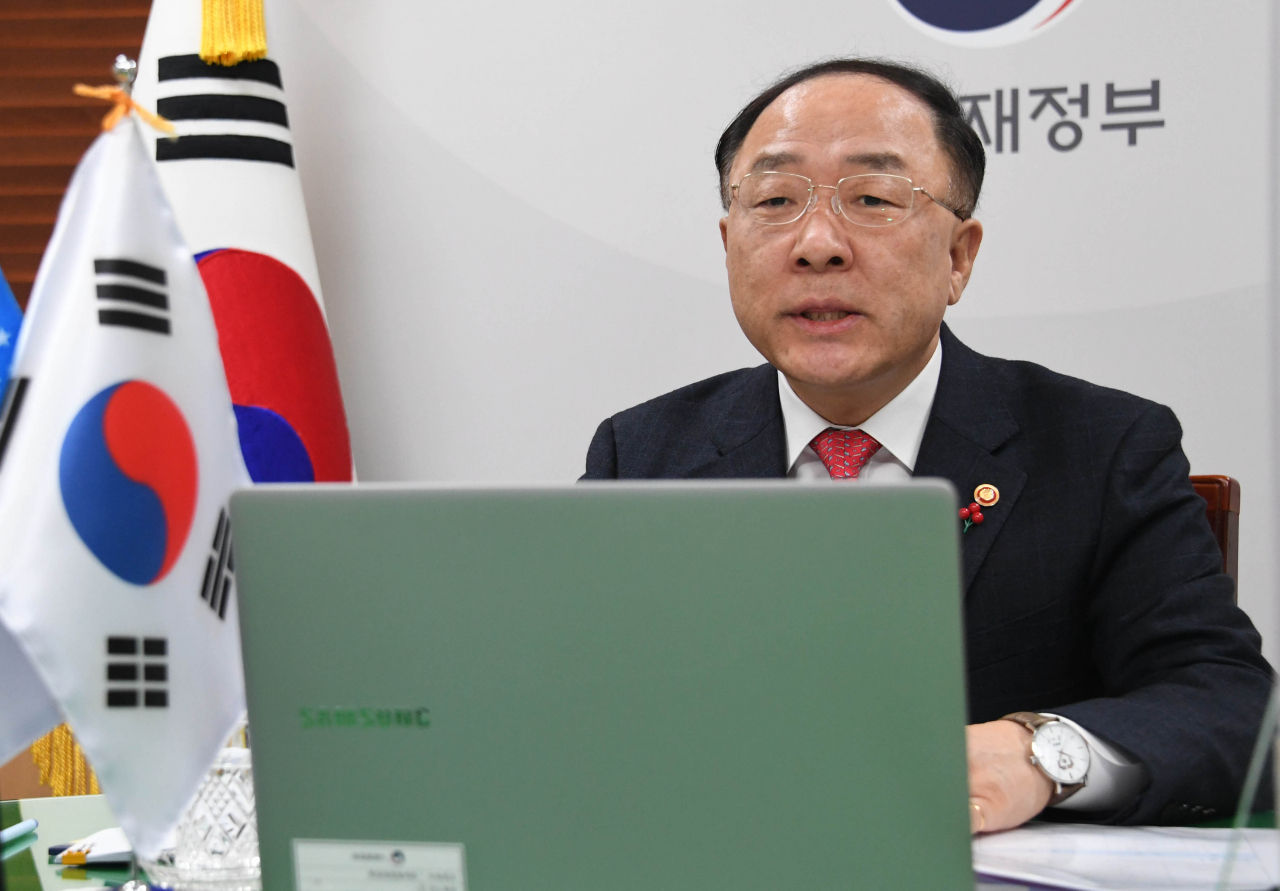 홍남기 부총리 겸 기획재정부 장관이 25일 서울 광화문 정부서울청사에서 우무르자코프 우즈벡 부총리 겸 투자무역부장관과 화상으로 '한-우즈벡 경제부총리 회의'를 하고 있다. [기획재정부 제공]