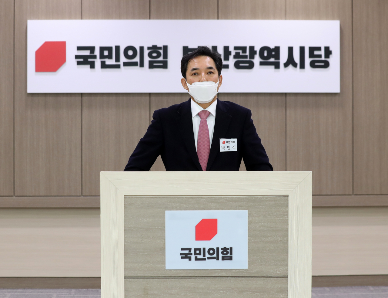 박민식 국민의힘 전 의원이 25일 오후 부산 수영구 국민의힘 시 당사에서 열린 4.7 부산시장 보궐선거 공천 신청자 면접을 마친 뒤 취재진과 질의응답을 하고 있다. [연합]