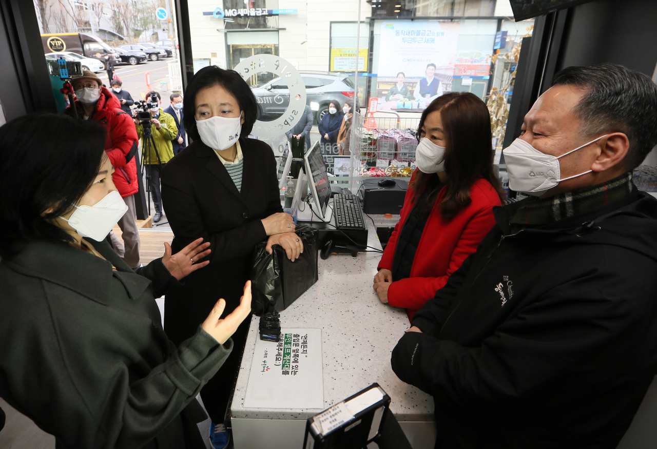 4·7 서울시장 보궐선거 출마 선언을 하루 앞둔 더불어민주당 소속 박영선 전 중소벤처기업부 장관과 이수진 의원(동작을)이 25일 오전 서울 동작구에 위치한 미래형 동네 슈퍼 시범사업장인 '스마트슈퍼 1호점-형제슈퍼'를 방문, 점주와 대화하고 있다. [국회사진기자단]