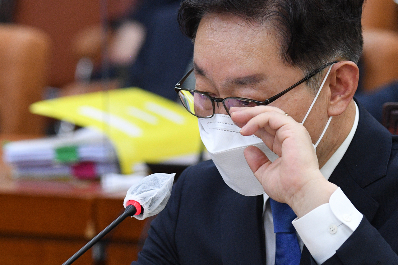 박범계 법무부 장관 후보자가 25일 국회 법제사법위원회에서 열린 인사청문회에서 질의 자료 화면을 보고 있다. [연합]
