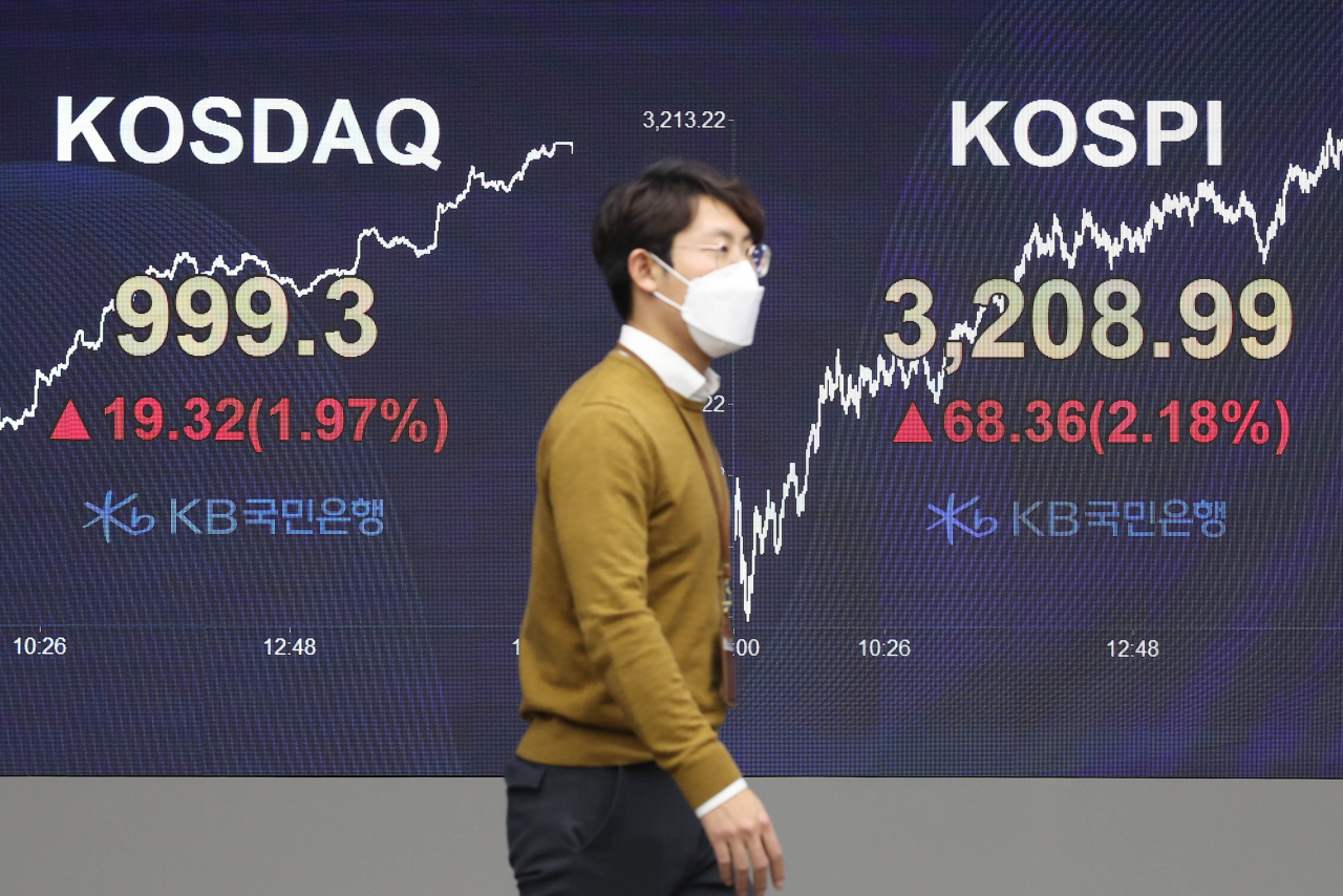 코스피가 3200을 돌파한 25일 오후 서울 영등포구 여의도 KB국민은행 스마트 딜링룸의 전광판에 이날 코스피와 코스닥 지수가 표시돼 있다. [연합]