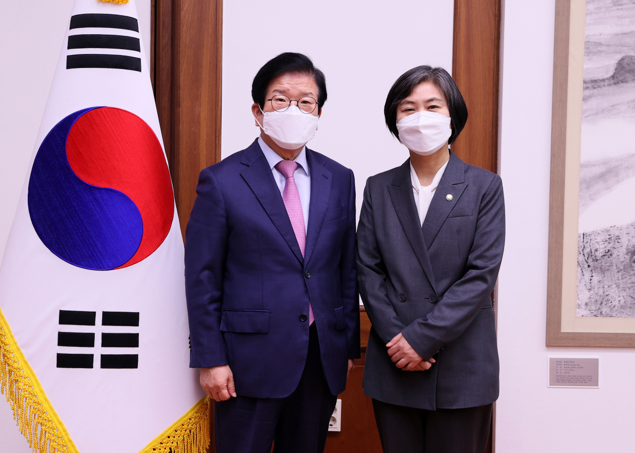 25일 박병석 국회의장(왼쪽)이 강민정 열린민주당 신임 원내대표의 예방을 받았다. [국회의장실 제공]
