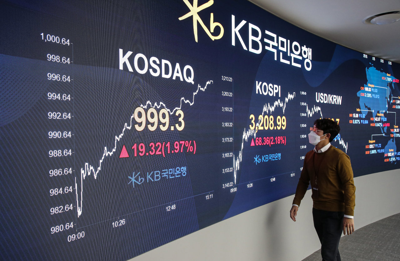 코스피가 3,200을 돌파한 25일 오후 서울 영등포구 여의도 KB국민은행 스마트 딜링룸에서 직원이 전광판에 표시된 코스닥 지수와 코스피를 지켜보고 있다. 이날 코스피는 사상 최고치인 3,208.99를 코스닥도 1,000 포인트에 근접한 999.3로 마감됐다. 연합뉴스