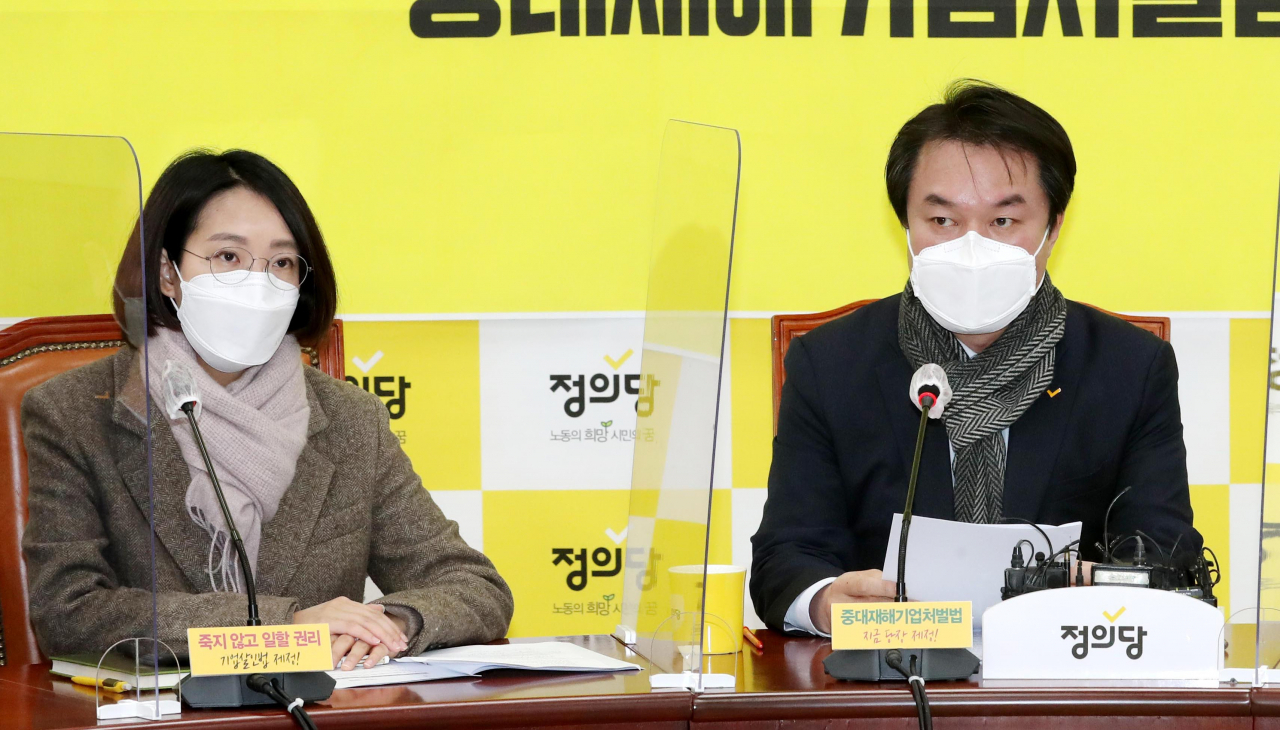 정의당 김종철 대표가 같은 당 장혜영 의원을 성추행한 사실을 인정하고 25일 당 대표직에서 사퇴했다. 사진은 지난 4일 당 대표단회의에 참석한 김종철 대표와 장혜영 의원. [연합]