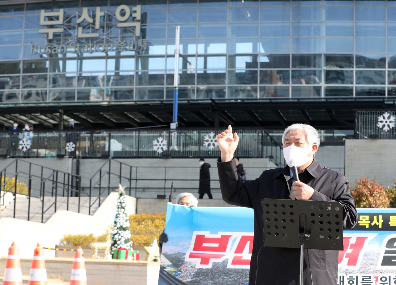 3·1절 범국민대회를 앞두고 전국을 돌고 있는 전광훈 목사가 25일 부산역 광장 앞에서 기자회견을 열고 있다. [연합]