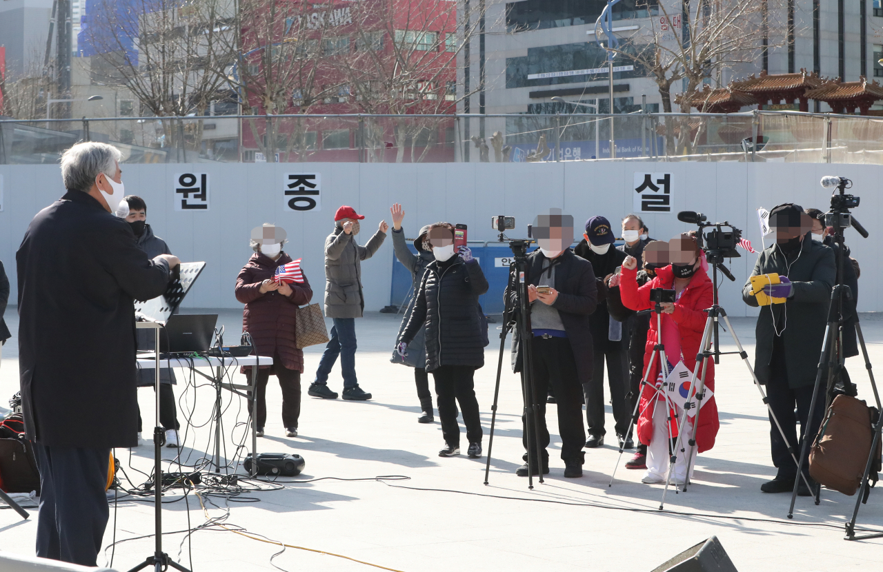 부산역 광장서 기자회견하는 전광훈 목사. [연합]