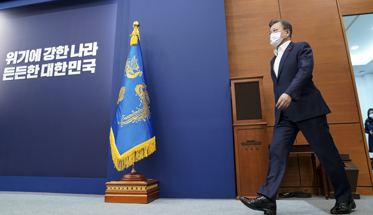 President Moon Jae-in enters a Cheong Wa Dae meeting room to receive a policy briefing from he Ministry of Health and Welfare, the Ministry of Food and Drug Safety and the Korea Disease Control and Prevention Agency on Monday. (Cheong Wa Dae)