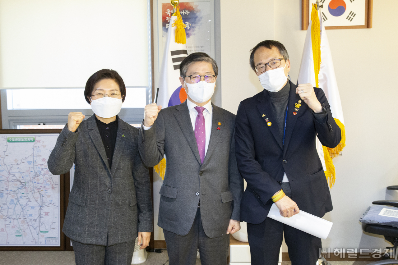 (왼쪽부터)김미경 구청장, 변창흠 장관, 박주민 의원이 20일 면담을 마친 뒤 기념 촬영을 하고 있다. [은평구 제공]