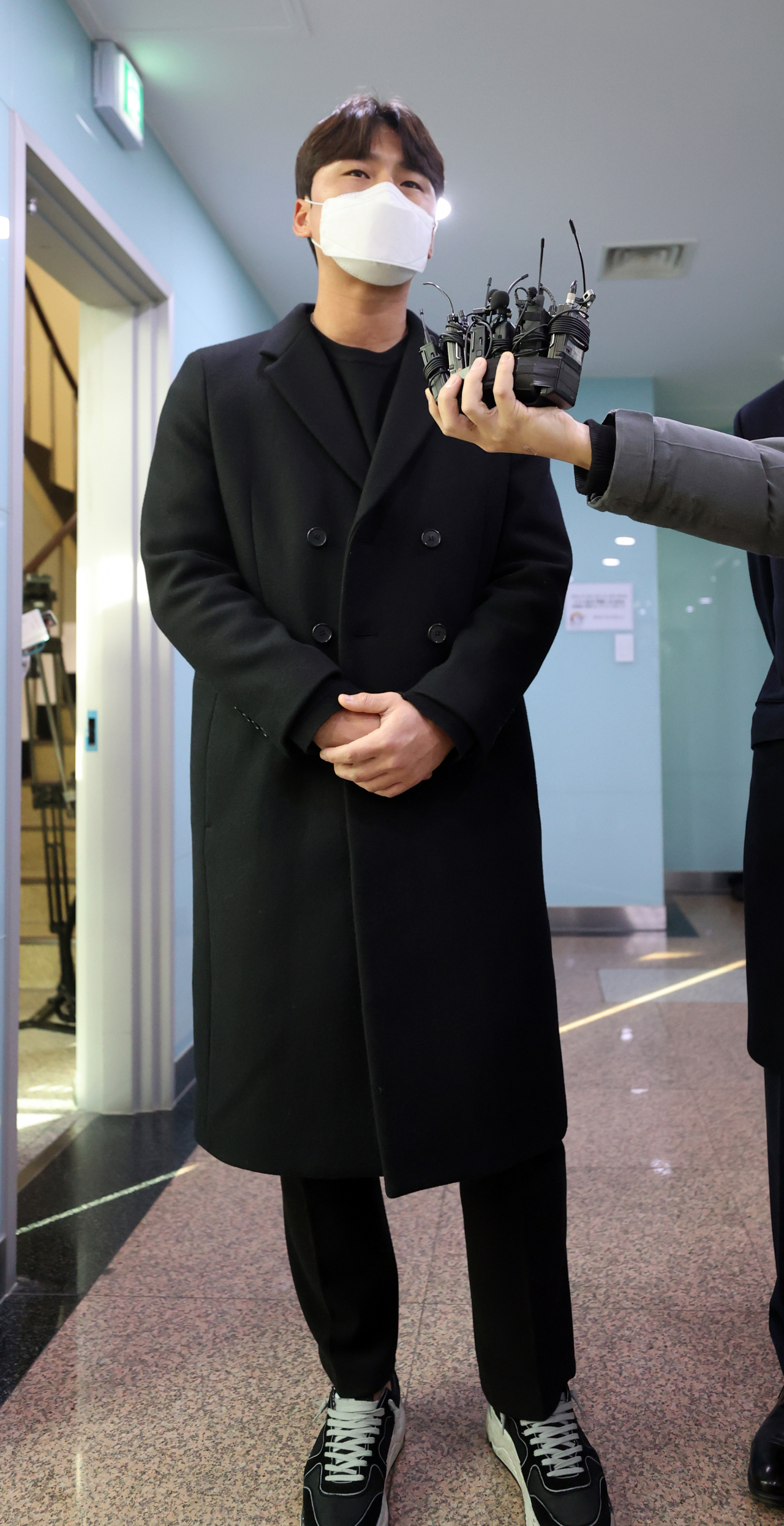 kt 위즈 투수 주권이 25일 서울 서초구 한국야구위원회 컨퍼런스룸에서 열린 연봉조정위원회에 참석하며 기자의 질문에 답하고 있다. 연합뉴스