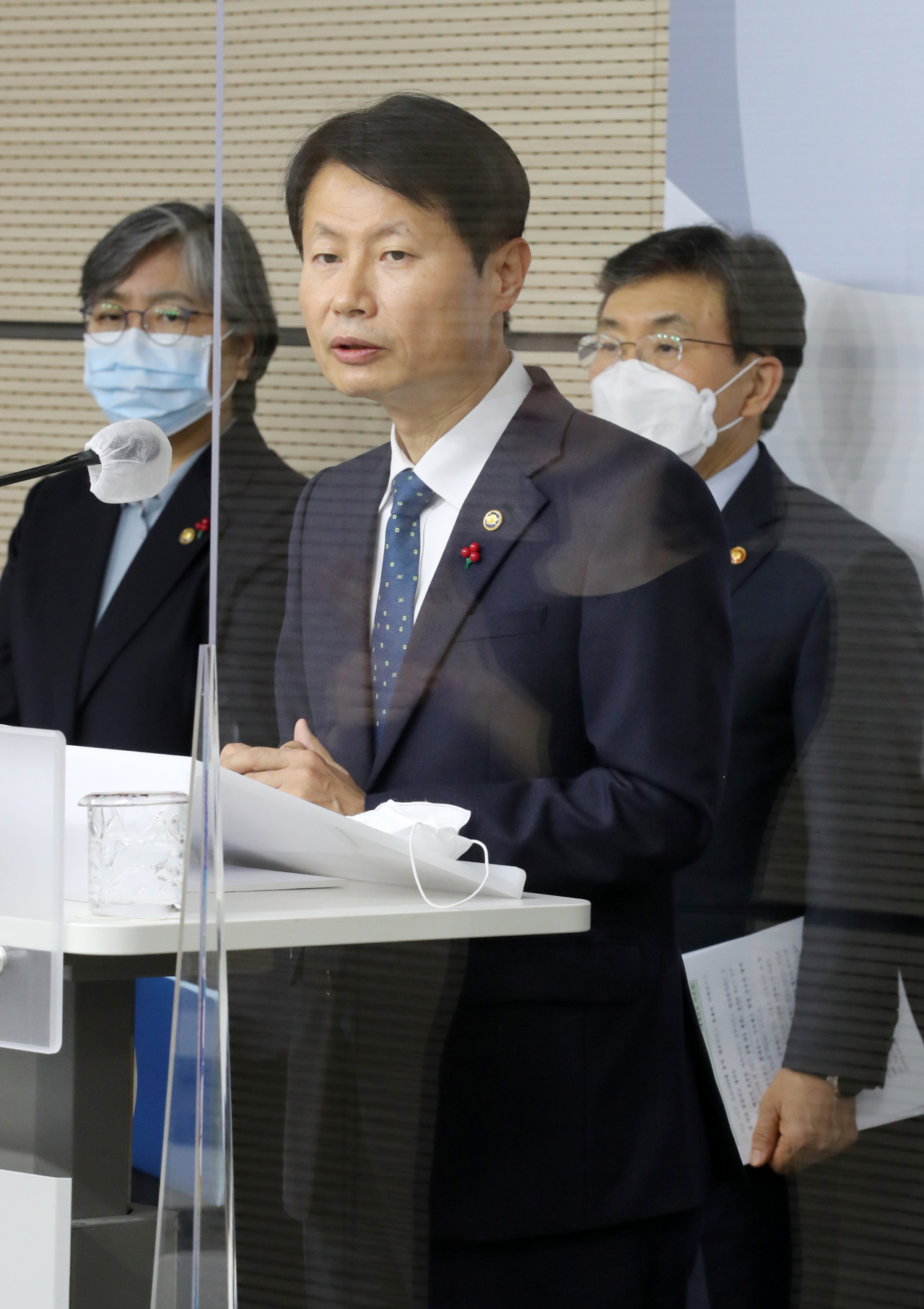 김강립 식품의약품안전처장이 25일 오후 세종시 정부세종청사에서 2021년 식품의약품안전처 업무계획 발표를 마치고 취재진 질문에 답변하고 있다. 연합뉴스
