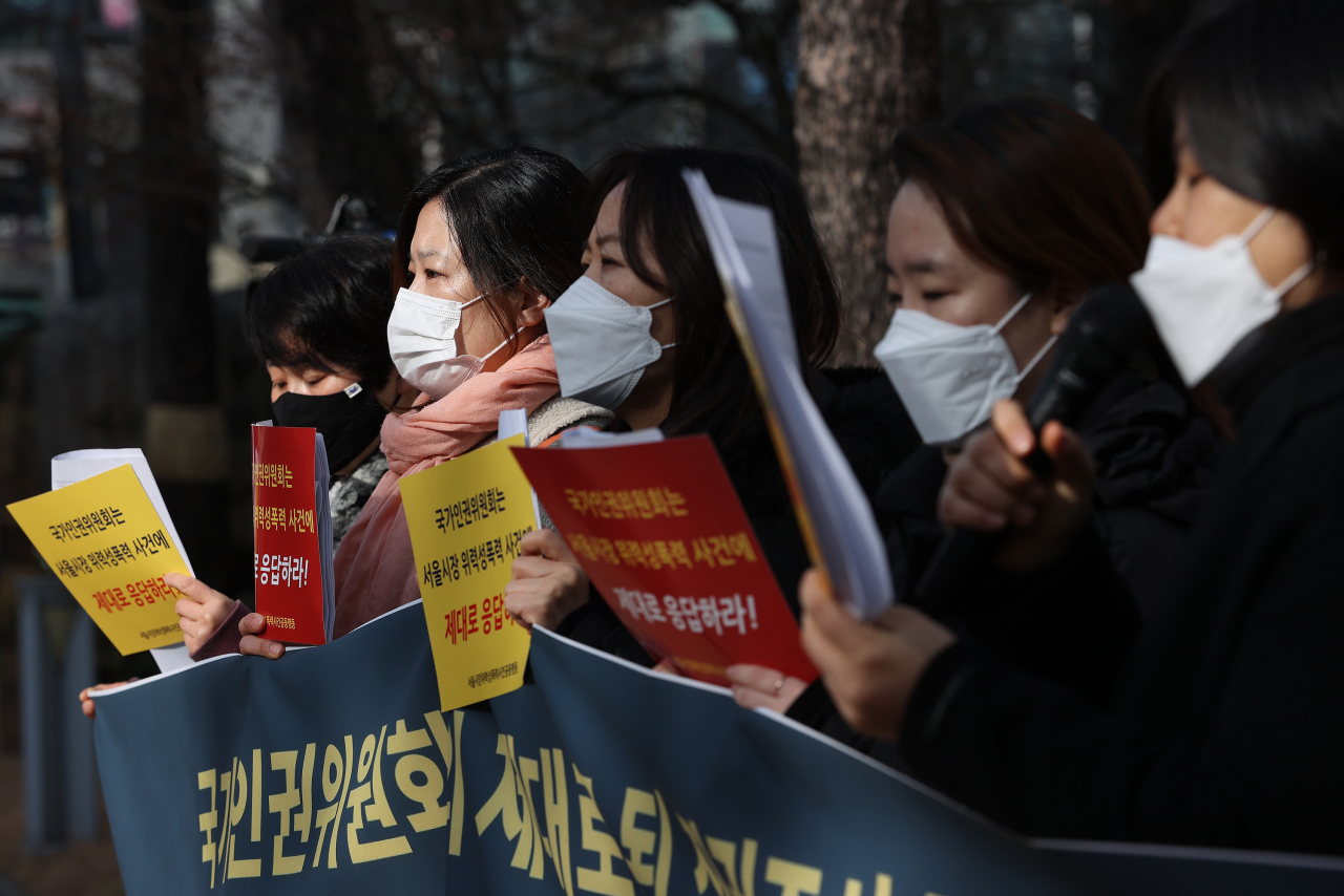 고(故) 박원순 전 서울시장의 성추행 의혹 등을 조사해 온 국가인권위원회의 제2차 전원위원회가 열리는 25일 오전 서울 국가인권위원회 앞에서 서울시장위력성폭력사건공동행동 관계자들이 기자회견을 열고 있다. [연합]