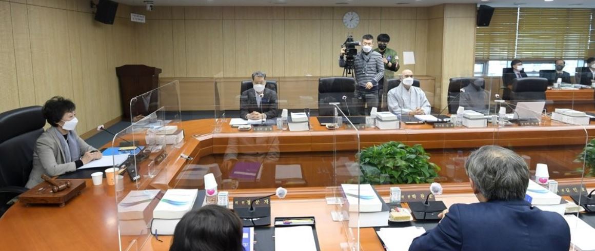This pool photo shows members of the National Human Rights Commission of Korea holding a plenary meeting at the commission's headquarters in Seoul on Jan. 25, 2021. (Yonhap)