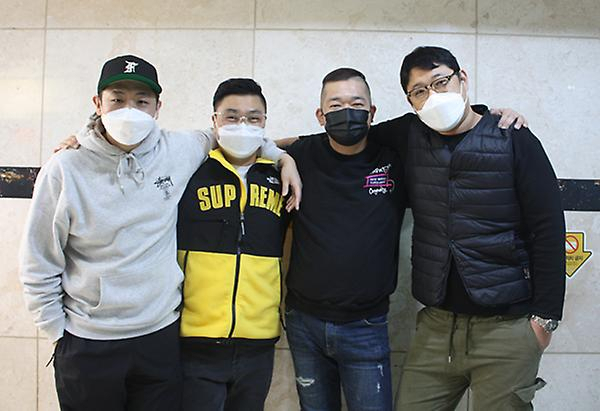 라이브방송으로 매출을 올린 부평지하상가 어벤저스 4인방. 왼쪽부터 정태희(39.여자옷 아저씨), 이대엽(36.이사장 부띠끄(매장명:위 플래시), 김경훈(39.데님스토리), 박윤서(37.임마누엘(매장명:옷값이 순진합니다)씨.