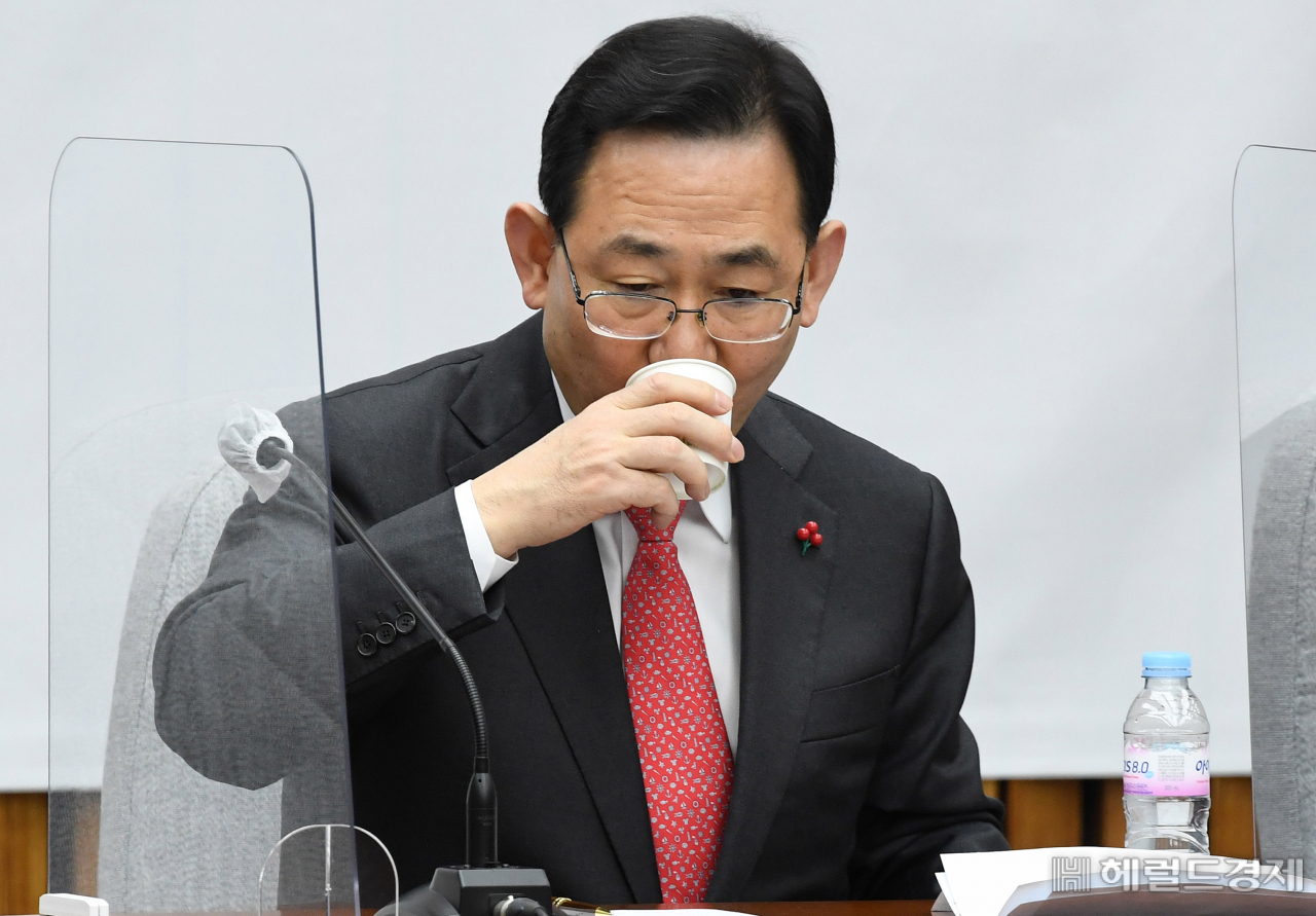 [헤럴드경제=이상섭 기자] 국민의힘 주호영 원내대표가 26일 서울 여의도 국회에서 열린 원내대책회의에서 모두발언을 마친 뒤 물을 마시고 있다. babtong@heraldcorp.com
