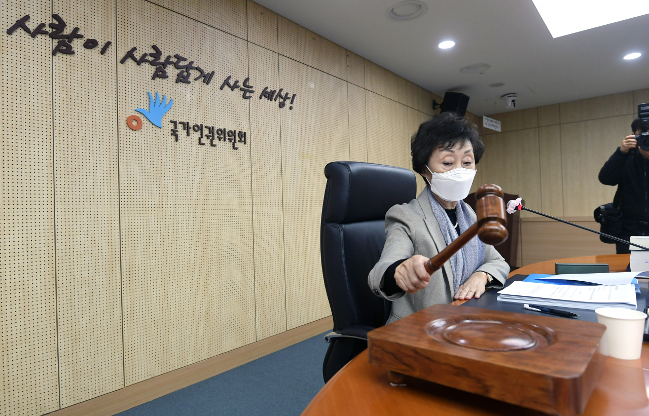 최영애 국가인권위원장이 지난 25일 서울 중구 인권위에서 열린 전원위원회에서 의사봉을 두드리고 있다. 같은 날 인권위는 박 전 시장의 부적절한 성적 언동이 성희롱에 해당한다고 판단했다. [사진공동취재단]