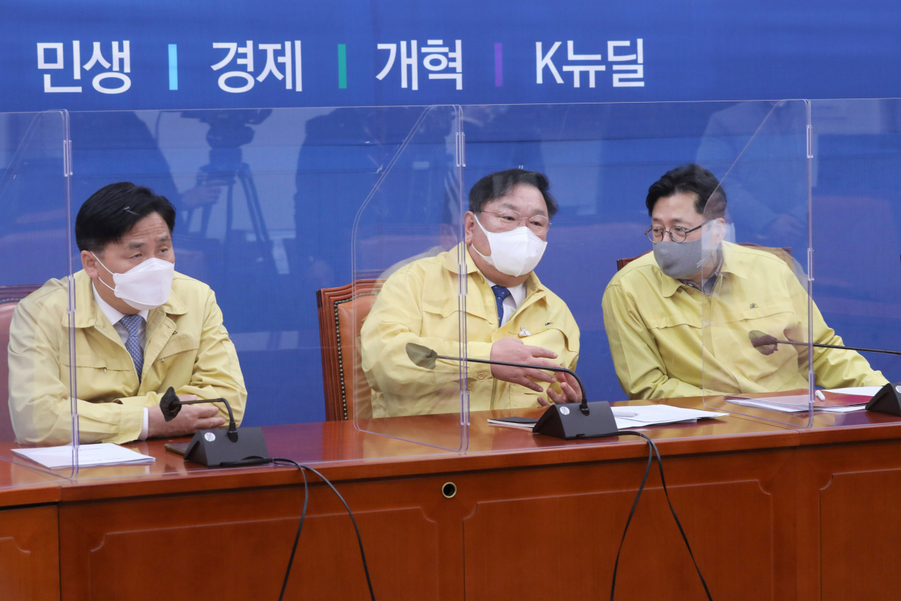 김태년 더불어민주당 원내대표와 홍익표 정책위의장이 26일 오전 국회에서 열린 원내대책회의에서 대화하고 있다. [연합]