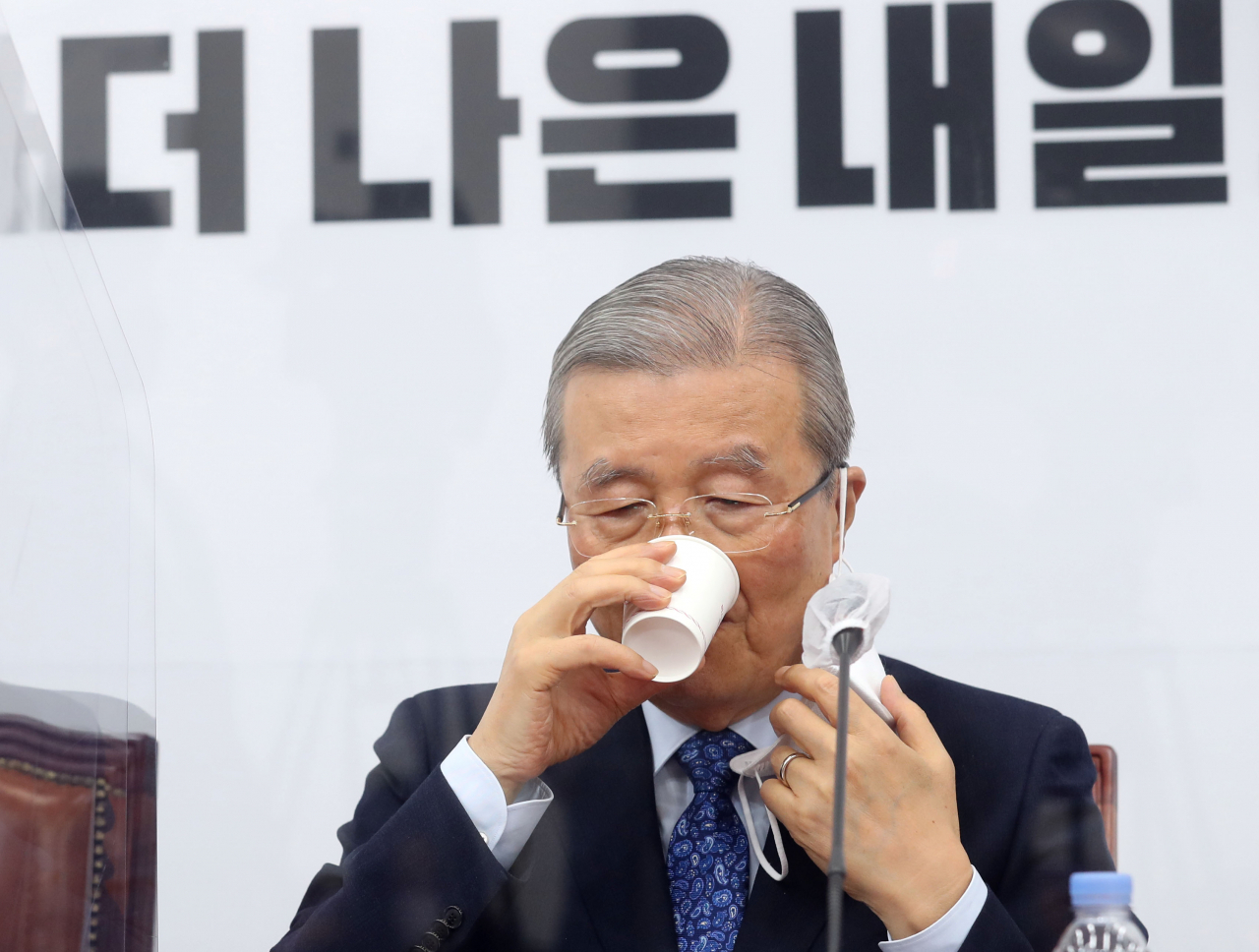 김종인 국민의힘 비상대책위원장이 지난 25일 오전 서울 여의도 국회에서 열린 비상대책위원회의에서 물을 마시고 있다. [헤럴드경제=이상섭 기자]