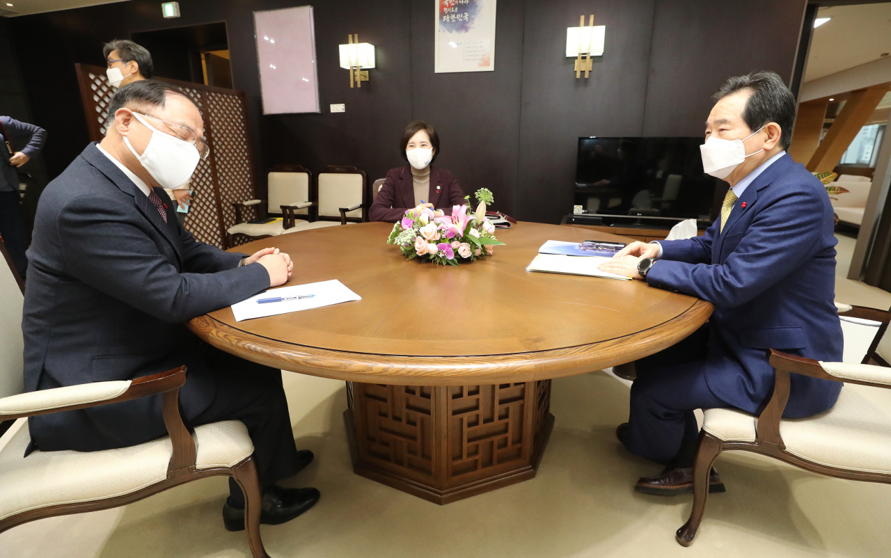 정세균 국무총리(오른쪽)가 26일 세종시 정부세종청사에서 열린 총리-부총리 협의회에 참석해 홍남기 경제 부총리 겸 기획재정부 장관(왼쪽), 유은혜 사회 부총리 겸 교육부 장관(가운데)과 대화하고 있다. 홍 부총리는 이날 자신의 소셜네트워크서비스(SNS)를 통해 “재정이 작년 성장에 큰 폭으로 기여하며 역성장을 완충한 것”이라며 “경제위기시 민간이 어려울 때 재정이 제 역할을 수행했다”고 말했다. [연합]