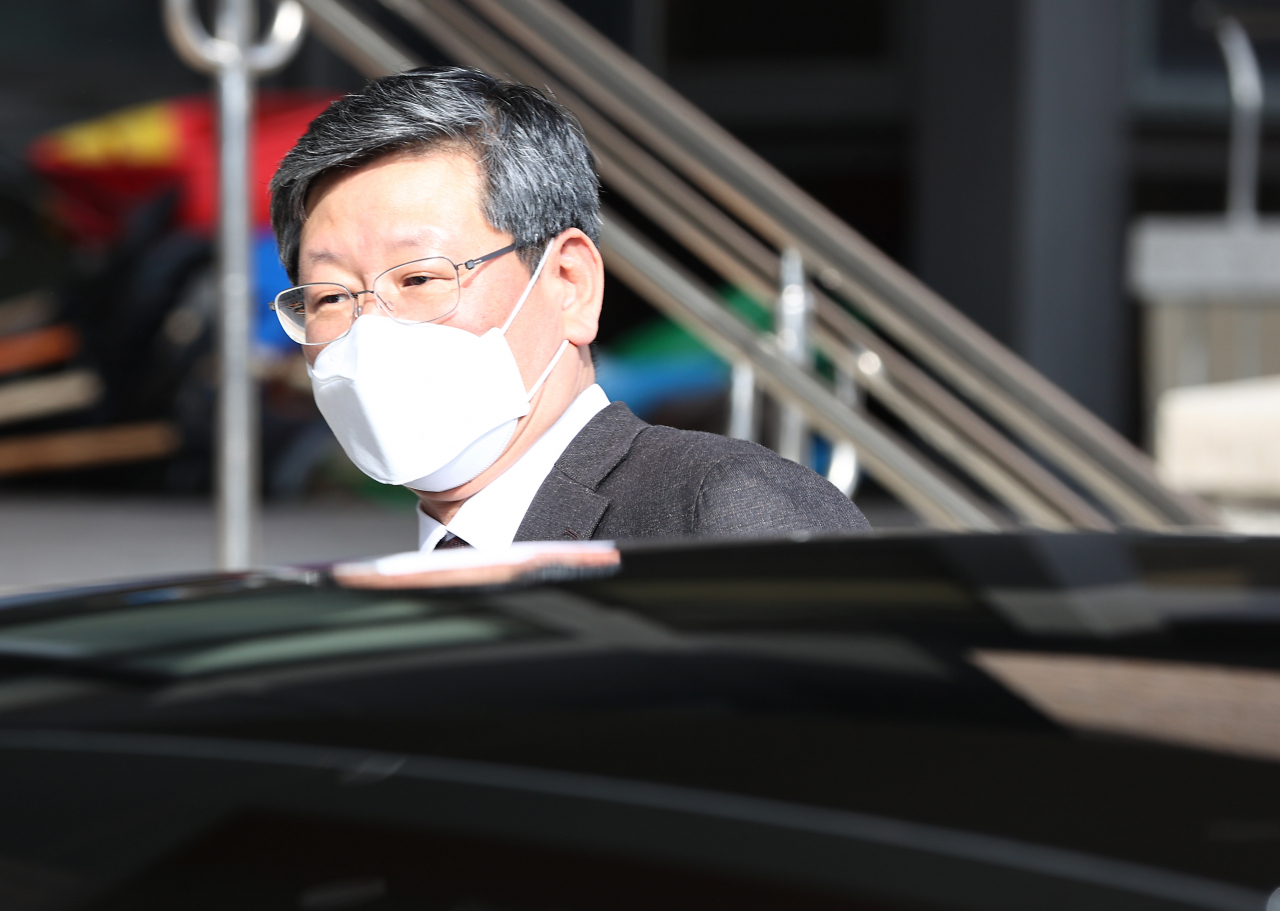 ‘택시기사 폭행’ 논란에 휩싸인 이용구 법무부 차관이 지난 25일 점심 시간에 경기 과천 정부과천청사 법무부에서 나와 차에 오르고 있다.[연합]