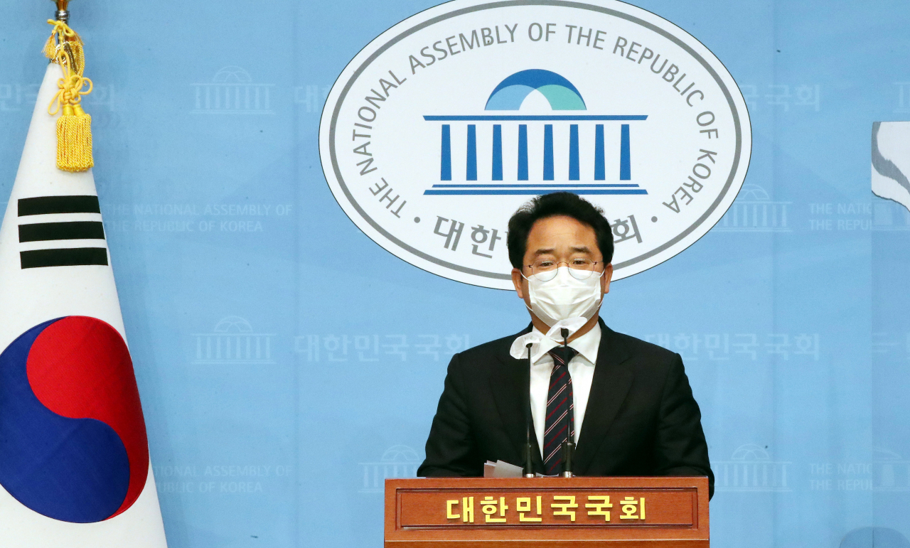 더불어민주당 민병덕 의원이 지난달 22일 오후 국회 소통관에서 코로나바이러스 감염증 극복을 위한 손실보상 및 상생에 관한 특별법안 발의 기자회견을 하고 있다. [연합]