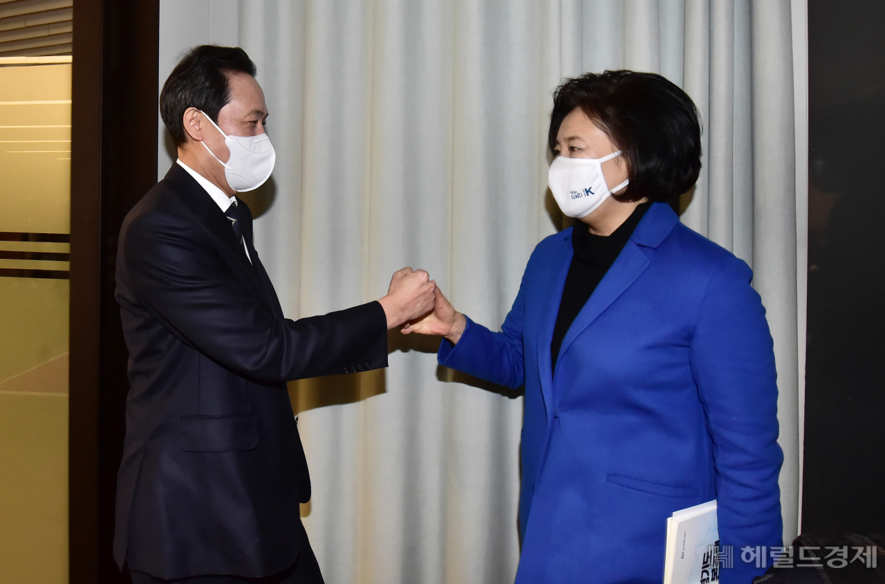 박영선 전 중소벤처기업부 장관이 26일 오전 더불어민주당 소속으로 서울시장 보궐선거 출마 공식선언을 하기 앞서 서울 여의도 글래드호텔에서 열린 '경기도 기본주택 토론회'에 참석, 우상호 의원과 인사를 나누고 있다. 이상섭 기자/babtong@heraldcorp.com