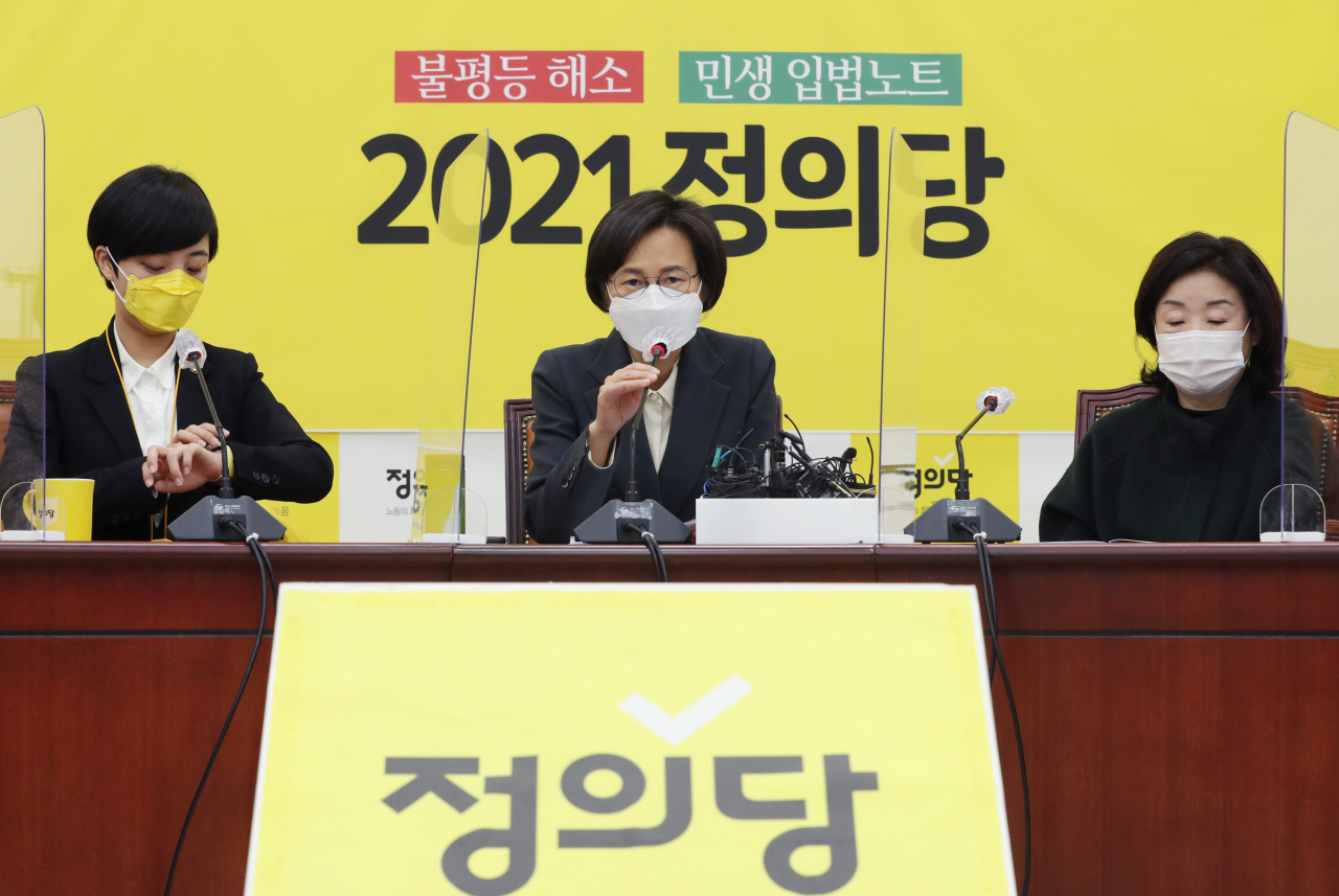 강은미 정의당 원내대표가 26일 오전 서울 여의도 국회에서 열린 의원총회에서 김종철 전 대표 성추행 사건으로 심려를 끼친 점에 대해 사과하고 있다. 이상섭 기자