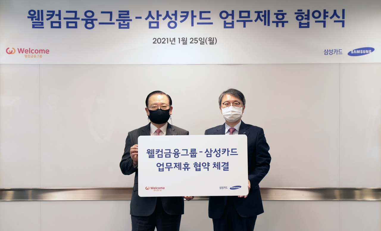 웰컴금융그룹 손종주 회장(왼쪽)과 삼성카드 김대환 대표이사가 업무 제휴 협약을 체결한 후 기념사진을 찍고 있다[웰컴금융그룹 제공]