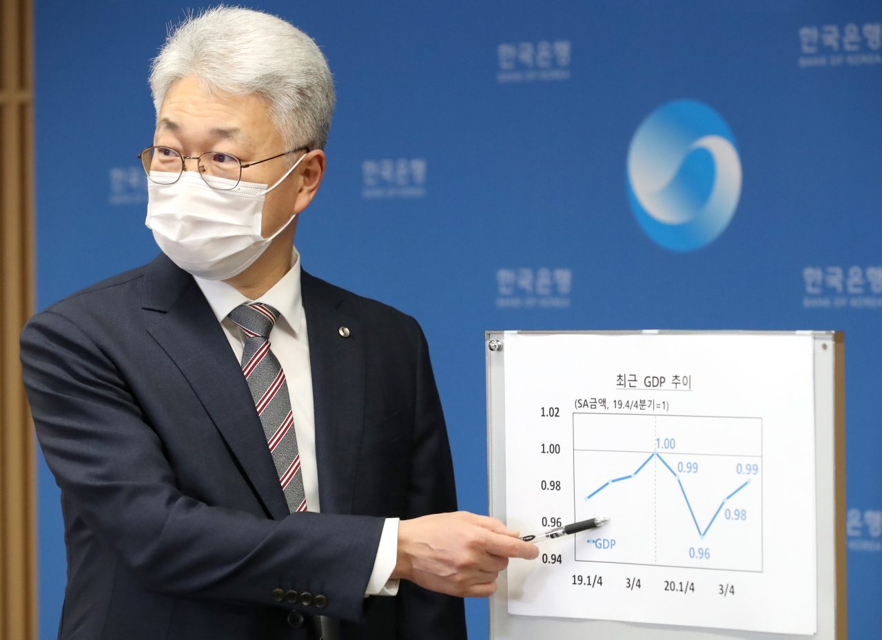 박양수 한국은행 경제통계국장이 26일 서울 중구 한은 본관에서 열린 ‘2020년 4/4분기 및 연간 국내총생산(GDP.속보)' 설명회에서 최근 GDP 추이에 대해 말하고 있다. [한은 제공]