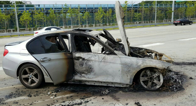 지난 2018년 BMW 차량에서 잇따라 화재가 발생하는 사건이 발생했다. EGR(배기가스 재순환 장치) 결함이 원인으로 조사됐는데, 자동차 제조사가 사고 전부터 결함을 알고도 숨겼다는 의혹을 받았다. 당시 제2경인고속도로에서 갑자기 불이나 타버린 BMW 차량. [경기도재난안전본부 제공]