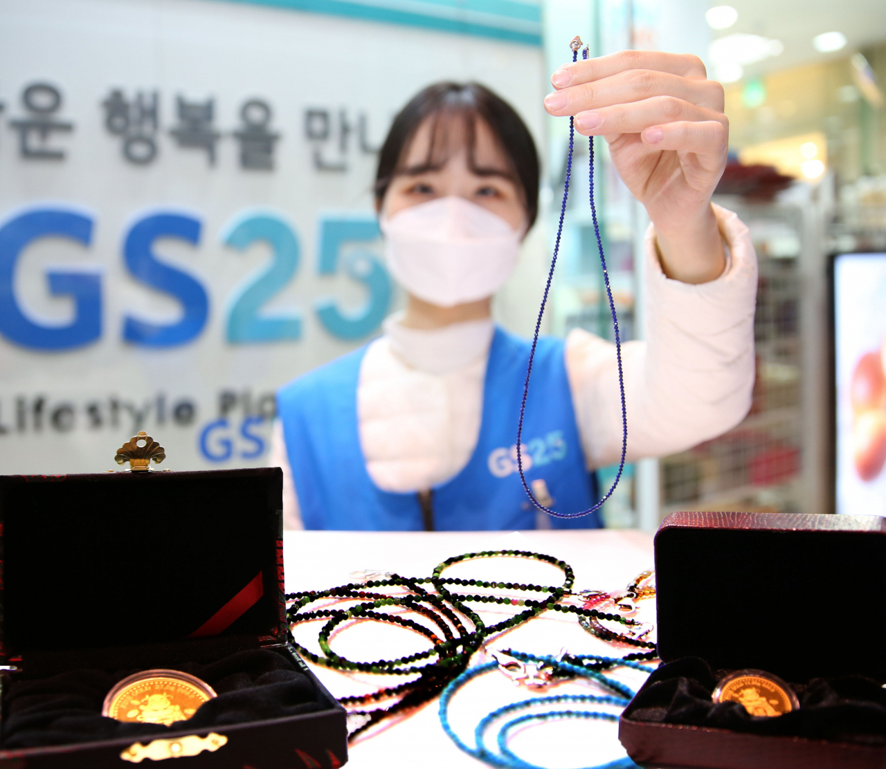 GS25가 황금소 코인과 14K 금마스크줄 등 귀금속 마스크스트랩 7종을 판매한다.[GS25 제공]