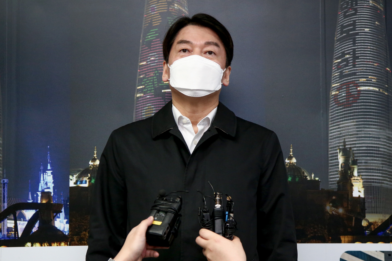 서울시장 보궐선거 출마를 선언한 안철수 국민의당 대표가 26일 오전 서울 종로구 서울특별시선거관리위원회에서 4.7 서울시장 보궐선거 예비후보자등록을 마친 뒤 취재진의 질문에 답변하고 있다. [연합]