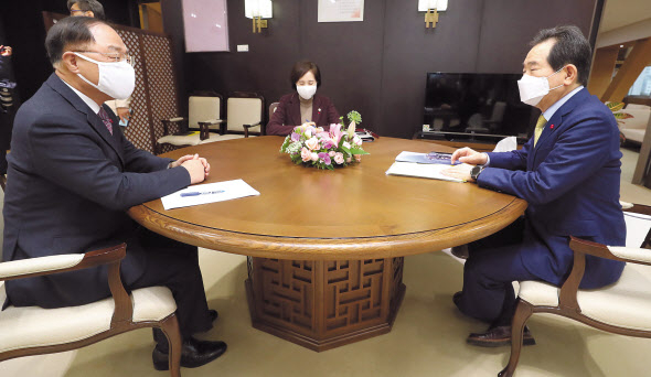 정세균 국무총리가 26일 오전 세종시 정부세종청사에서 홍남기 경제부총리 겸 기획재정부 장관(왼쪽), 유은혜 사회부총리 겸 교육부 장관(가운데)과 총리-부총리 협의회를 하며 현안을 논의하고 있다. 하지만 코로나19로 인한 자영업 손실보상 제도와 관련해 보상 대상과 법위, 재원 조달 등 넘어야 할 산이 많아 법제화까지 난항이 불가피한 상황이다. [연합]