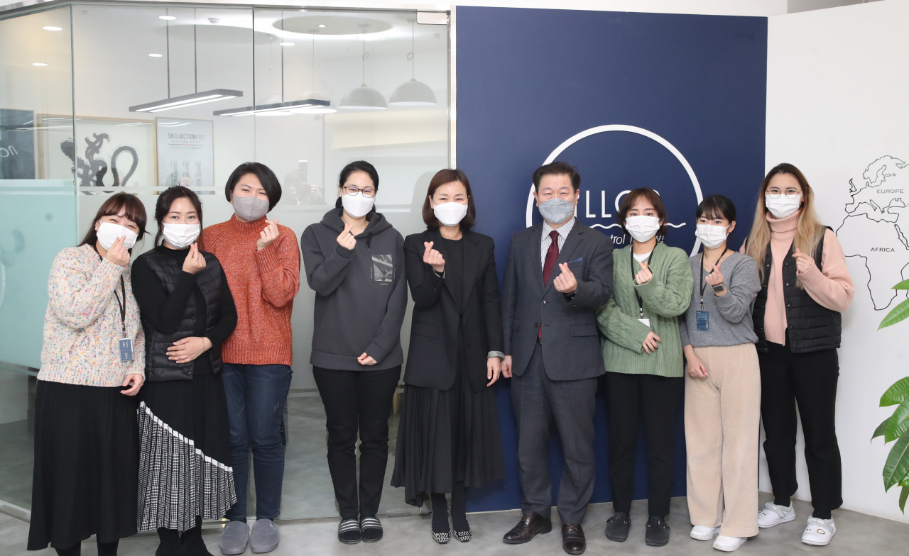 박승원 광명시장(오른쪽에서 4번째)가 일론을 방문해 감사인사를 전했다.[광명시 제공]