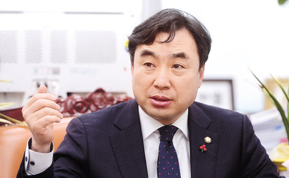 더불어민주당 소속 윤관석 국회 정무위원장이 지난 21일 국회 상임위원장실에서 본지와 만나 인터뷰를 가졌다. 윤 위원장은 이날 공매도와 코로나 19 금융대책 등 다양한 현안에 대해 견해를 밝혔다. 이상섭 기자