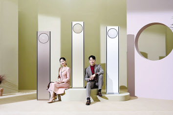 온라인 공개 행사 진행을 맡은 배우 강한나와 김재원이 LG 휘센 타워를 소개하고 있다. [LG전자 제공]